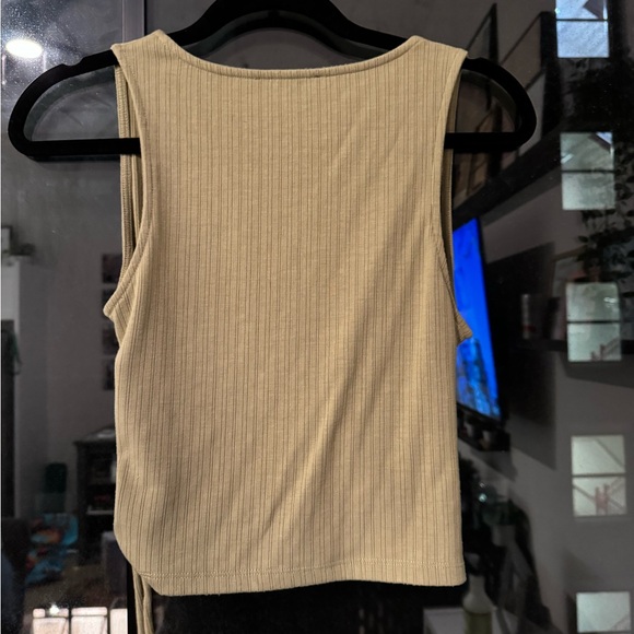 Green wrap top with tie on side - Picture 2 of 3